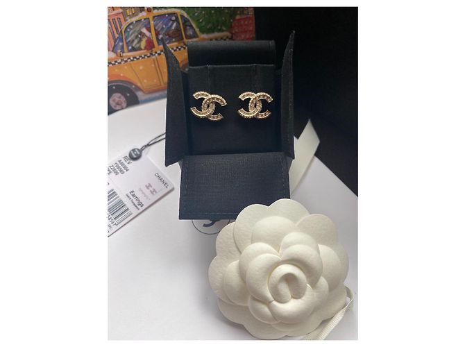Orecchini con cristalli logo Chanel CC color oro Gold hardware - vista 4