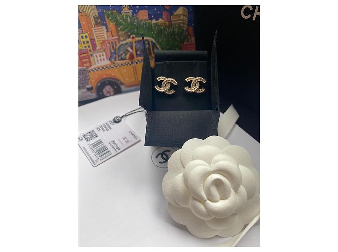 Orecchini con cristalli logo Chanel CC color oro Gold hardware - vista 5