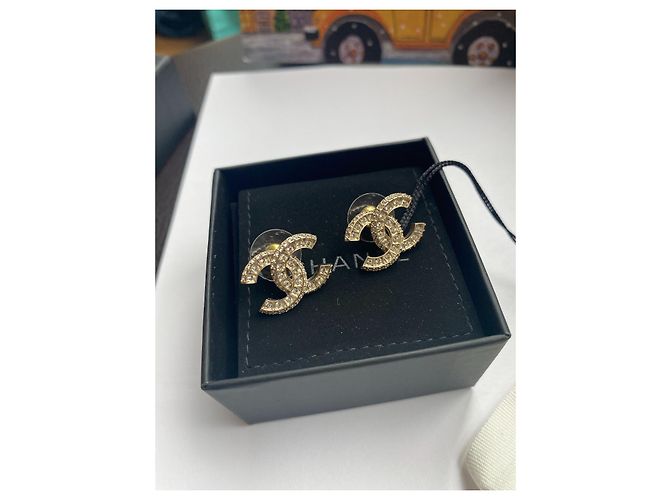 Orecchini con cristalli logo Chanel CC color oro Gold hardware - vista 6