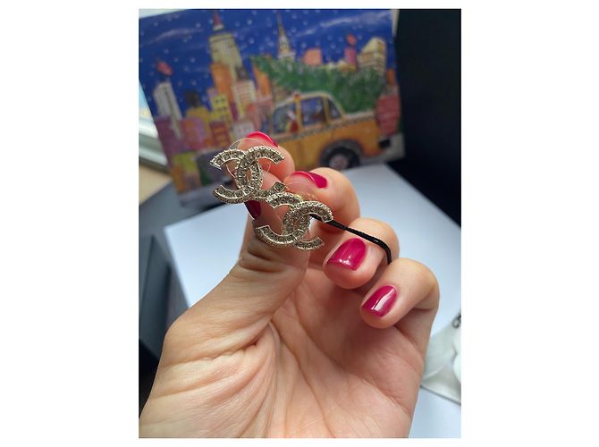 Orecchini con cristalli logo Chanel CC color oro Gold hardware - vista 7