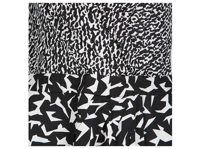 Diane Von Furstenberg Vestido envoltório simulado de seda DvF Melodi em preto e branco - vista 2