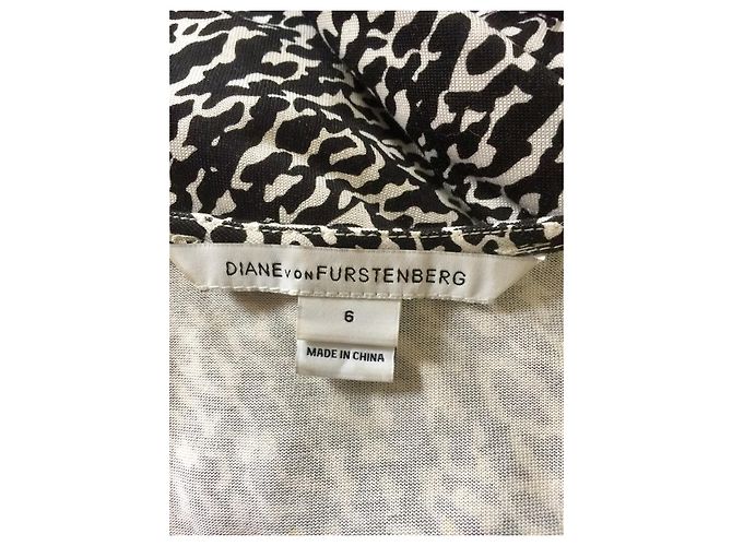 Diane Von Furstenberg Vestido envoltório simulado de seda DvF Melodi em preto e branco - vista 4