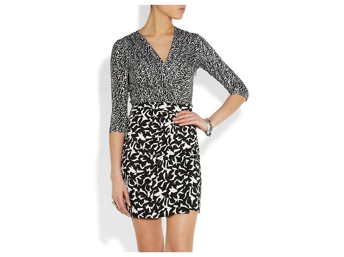 Diane Von Furstenberg Vestido envoltório simulado de seda DvF Melodi em preto e branco - vista 6