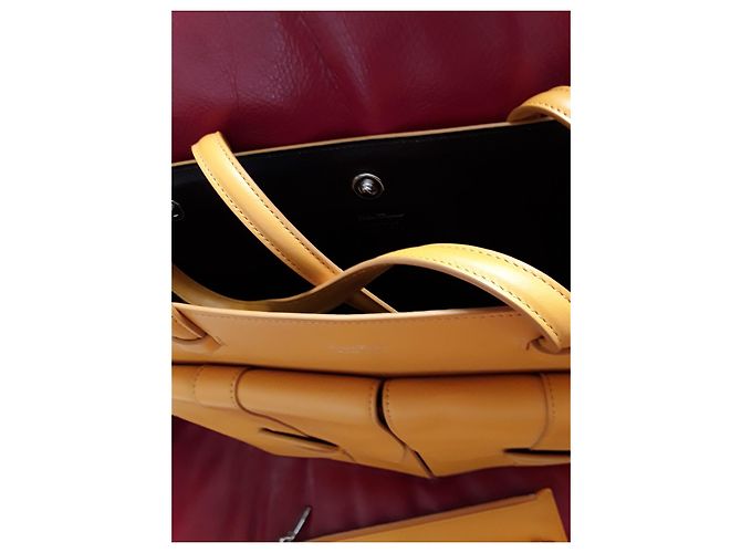 Borsa Salvatore Ferragamo in pelle liscia giallo girasole - vista 4