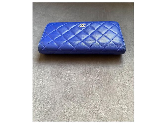 Cartera Chanel Timeless Classic de cuero acolchado azul real - vista 12