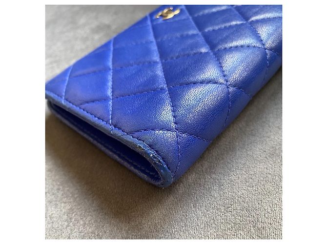 Cartera Chanel Timeless Classic de cuero acolchado azul real - vista 19