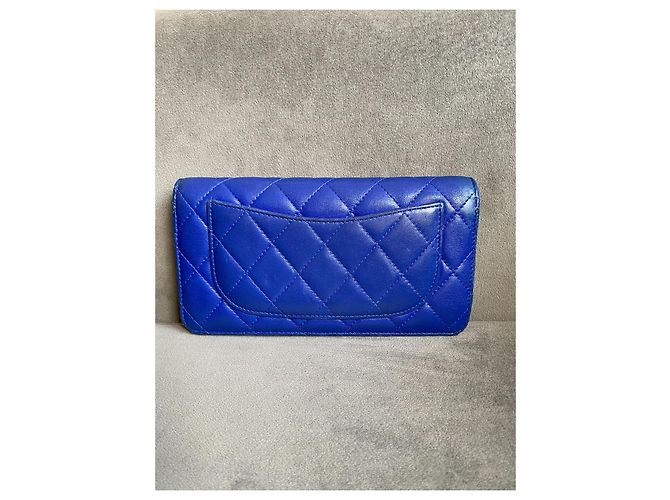 Cartera Chanel Timeless Classic de cuero acolchado azul real - vista 2
