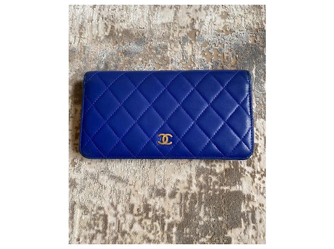 Cartera Chanel Timeless Classic de cuero acolchado azul real - vista 3
