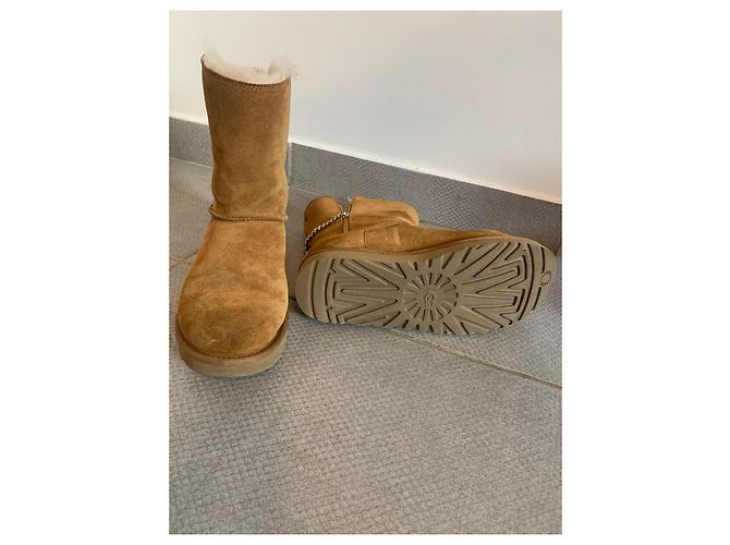 Botas Ugg con cadenas decorativas Caramelo - vista 3