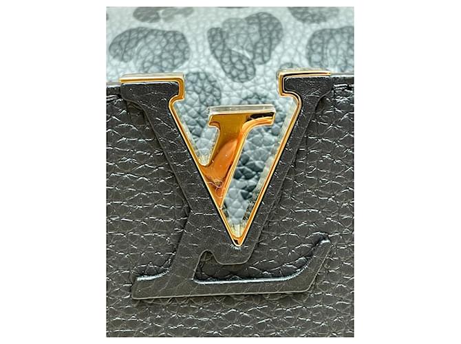 Capucines Louis Vuitton Nasturzi leopardo BB Nero - vista 3