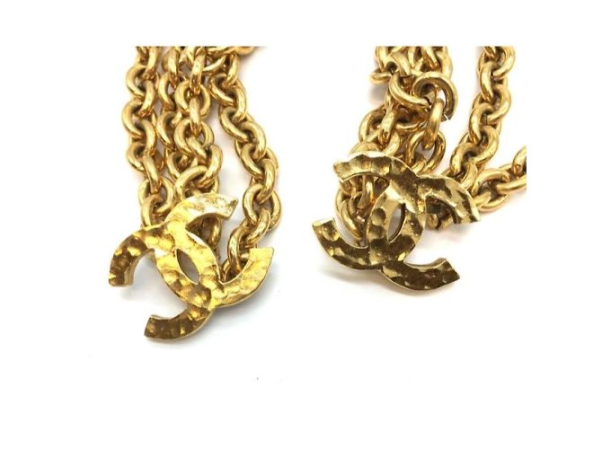 Collana con charm martellato a tripla catena in oro CC Chanel D'oro - vista 6