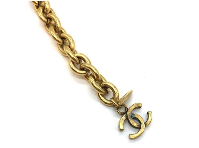 Collana con charm martellato a tripla catena in oro CC Chanel D'oro - vista 9