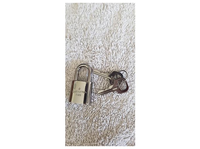 Louis Vuitton Vorhängeschloss Schmuck Silber Acryl Silber Hardware - Ansicht 2