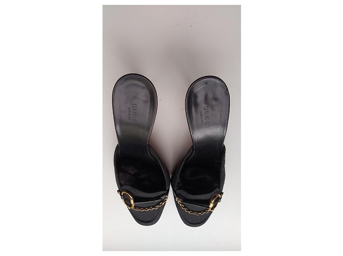 Mules Gucci Pretas de Lã com Fivela Dourada Preto Dourado - vista 2