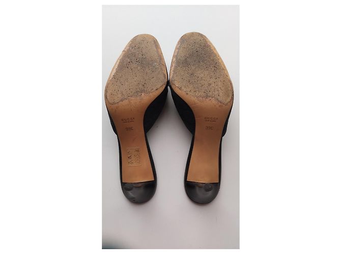 Mules Gucci Pretas de Lã com Fivela Dourada Preto Dourado - vista 4