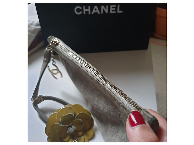 Clutch Chanel in scamosciato kaki Cachi - vista 6