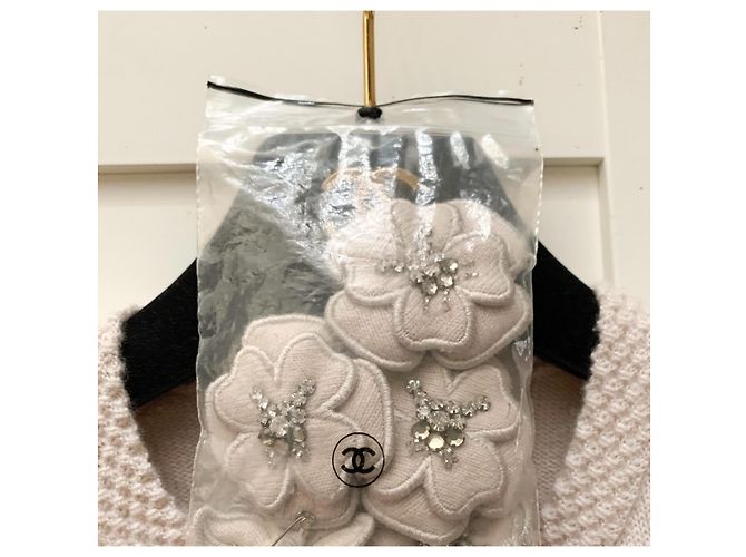 Chanel Kaschmir-Cardigan mit Broschen Beige - Ansicht 6