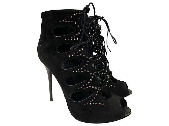 Alexander McQueen Stivali stringati con borchie e cut-out in pelle scamosciata nera Nero - vista 3
