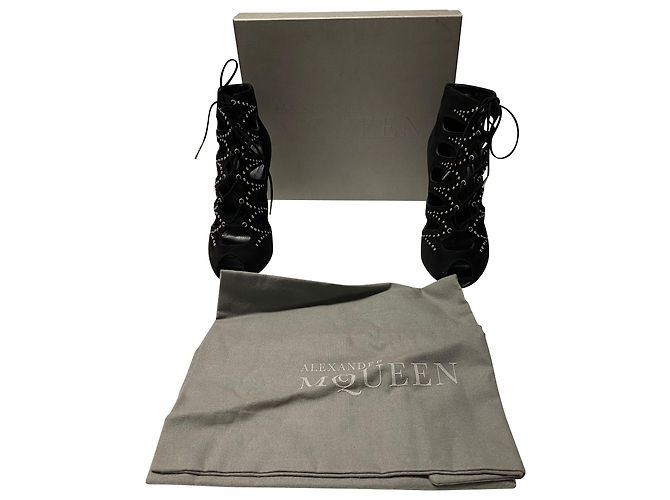 Alexander McQueen Stivali stringati con borchie e cut-out in pelle scamosciata nera Nero - vista 7
