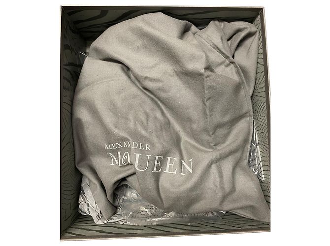 Alexander McQueen Stivali stringati con borchie e cut-out in pelle scamosciata nera Nero - vista 8