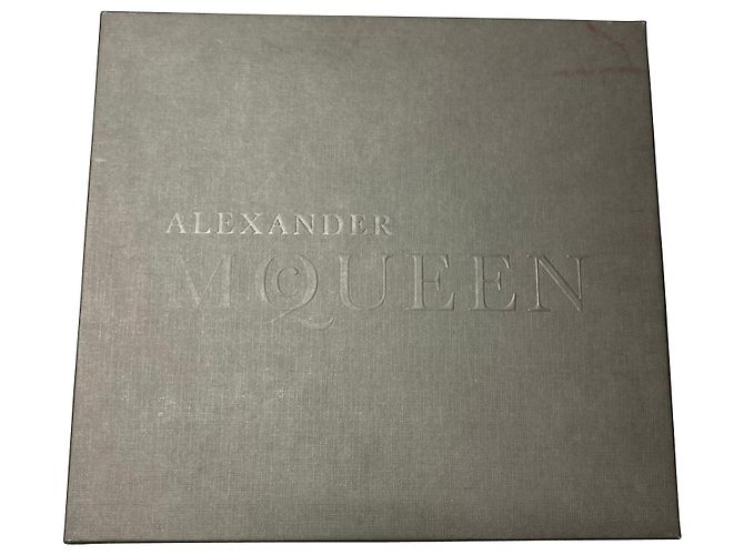 Alexander McQueen Stivali stringati con borchie e cut-out in pelle scamosciata nera Nero - vista 9