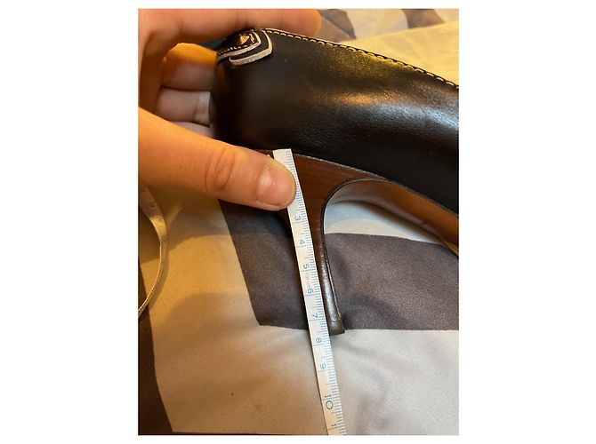 Décolleté Louis Vuitton in pelle nera con dettagli dorati Nero Gold hardware - vista 15