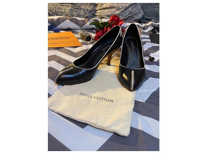 Décolleté Louis Vuitton in pelle nera con dettagli dorati Nero Gold hardware - vista 2