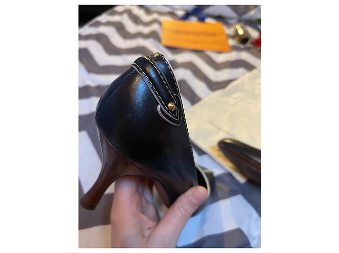 Décolleté Louis Vuitton in pelle nera con dettagli dorati Nero Gold hardware - vista 9