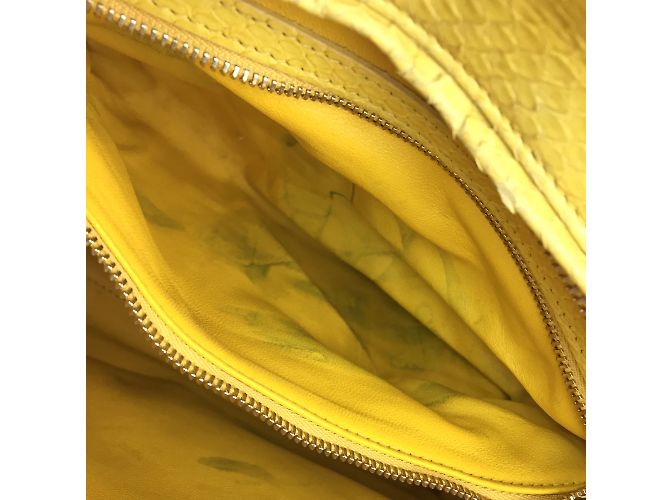 Sac à main Dior jaune en peau de python - vue 8