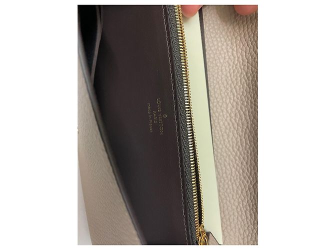 Louis Vuitton Cartera Capucines Beige de piel Taurillon - vista 3
