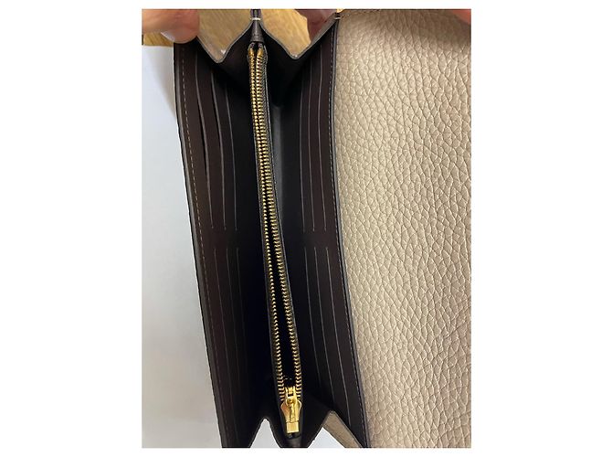 Louis Vuitton Cartera Capucines Beige de piel Taurillon - vista 4