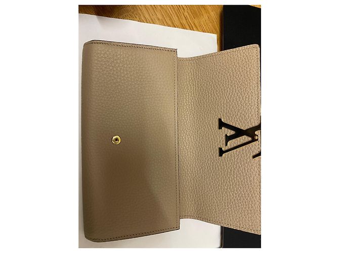 Louis Vuitton Cartera Capucines Beige de piel Taurillon - vista 5