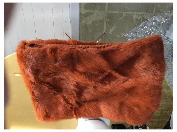 Autre Marque Orangefarbene Kaninchenhalskette mit Wollfutter - Ansicht 3