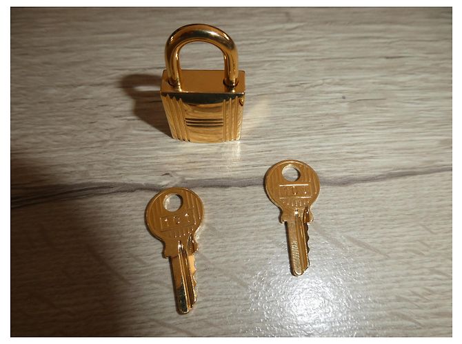 Lucchetto Hermès in acciaio dorato per borsa hermès kelly, Gold hardware - vista 2