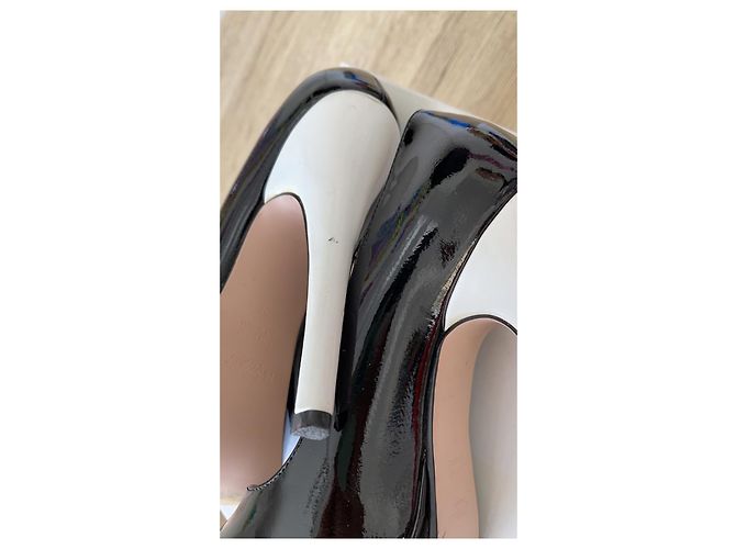Yves Saint Laurent Tribute Mary Janes in vernice nera Nero Bianco - vista 13