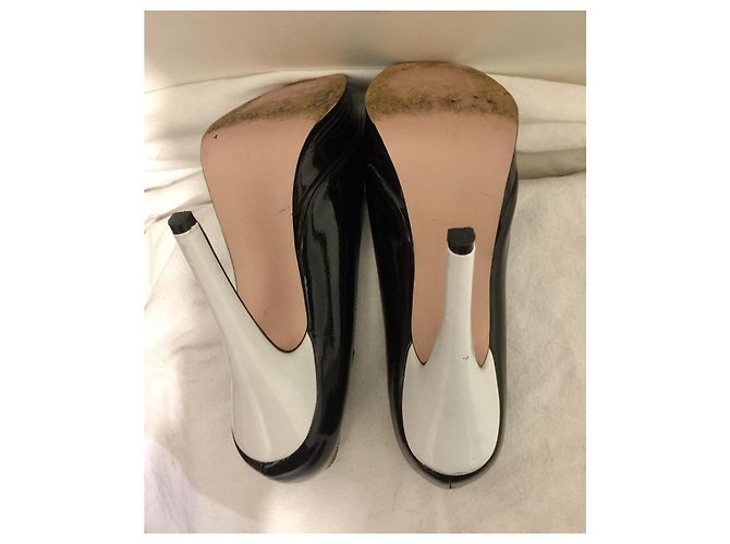 Yves Saint Laurent Tribute Mary Janes in vernice nera Nero Bianco - vista 3