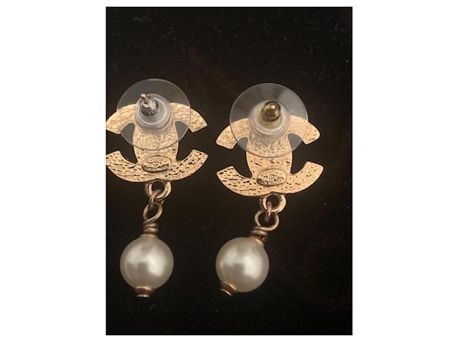 Chanel Aretes Gold hardware - vista 3