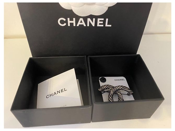 Spilla Chanel CC , metallo color rutenio. Neuve Argento - vista 5