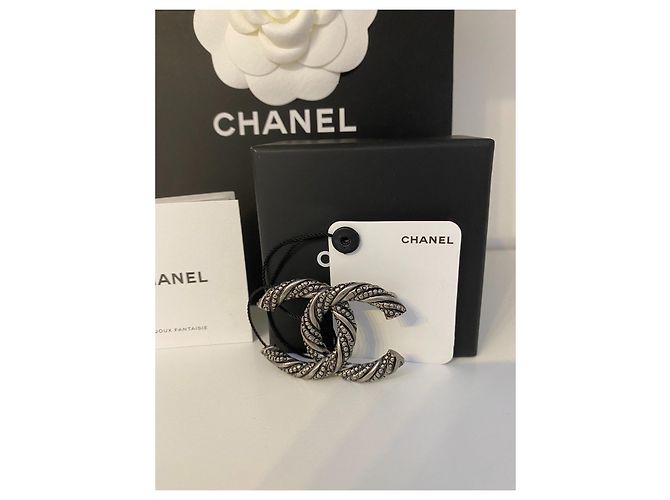 Spilla Chanel CC , metallo color rutenio. Neuve Argento - vista 6