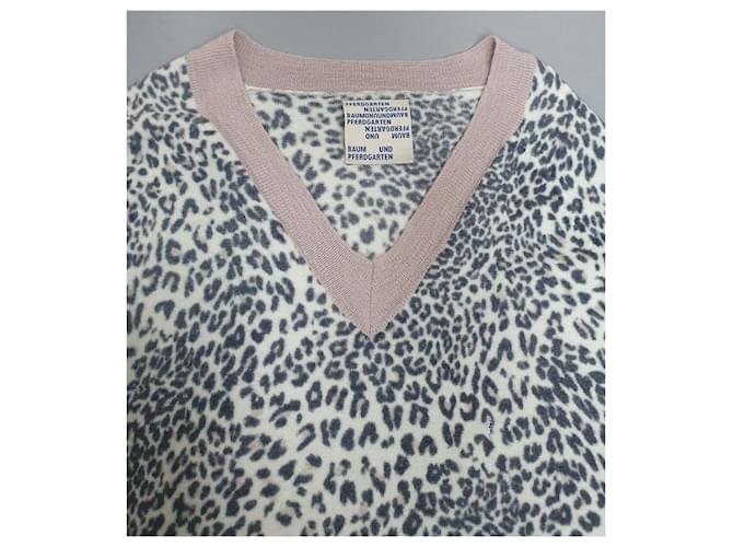 Baum und Pferdgarten V Ausschnitt Wollpullover rosa grau Pink Mehrfarben - Ansicht 2