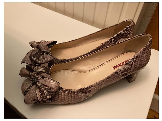 Décolleté con fiocco in pitone marrone Prada Marrone - vista 2