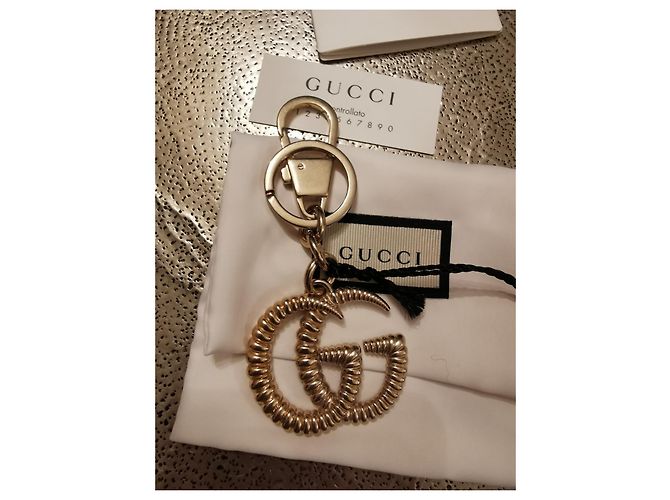 Gucci llavero accesorio para bolso modelo G dorado acero - vista 2