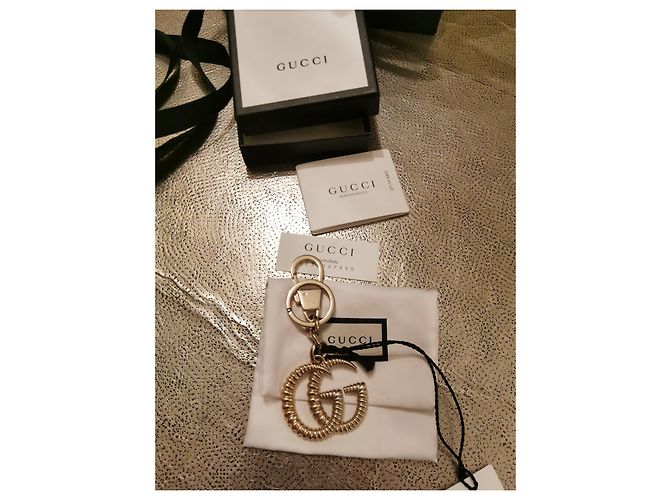 Gucci llavero accesorio para bolso modelo G dorado acero - vista 3