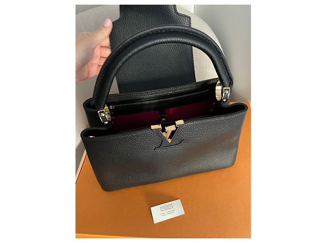 Bolso Louis Vuitton Capucines Model Negro - vista 10