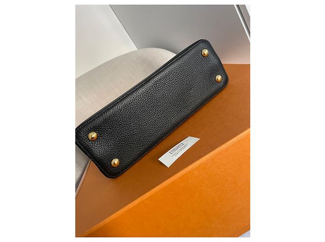 Bolso Louis Vuitton Capucines Model Negro - vista 12