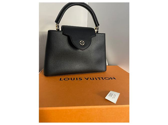 Bolso Louis Vuitton Capucines Model Negro - vista 2