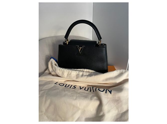 Bolso Louis Vuitton Capucines Model Negro - vista 4