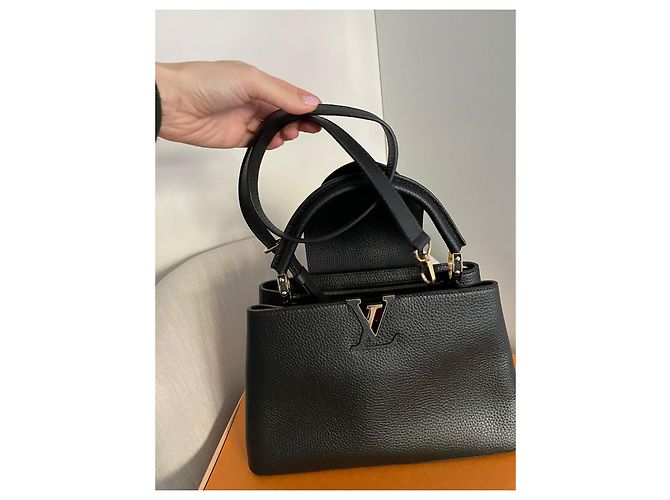 Bolso Louis Vuitton Capucines Model Negro - vista 8