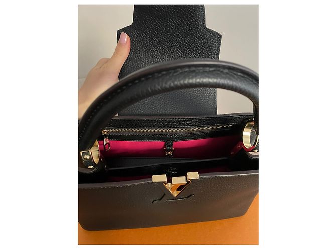Bolso Louis Vuitton Capucines Model Negro - vista 9