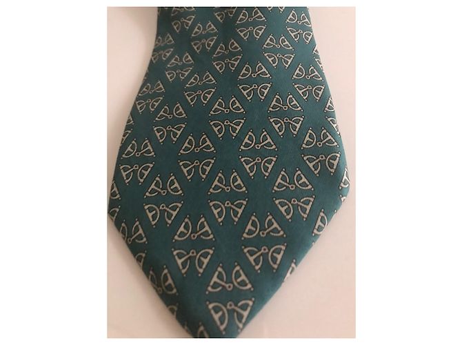 Cravatta Hermès in seta verde con stampa staffe oro - vista 2